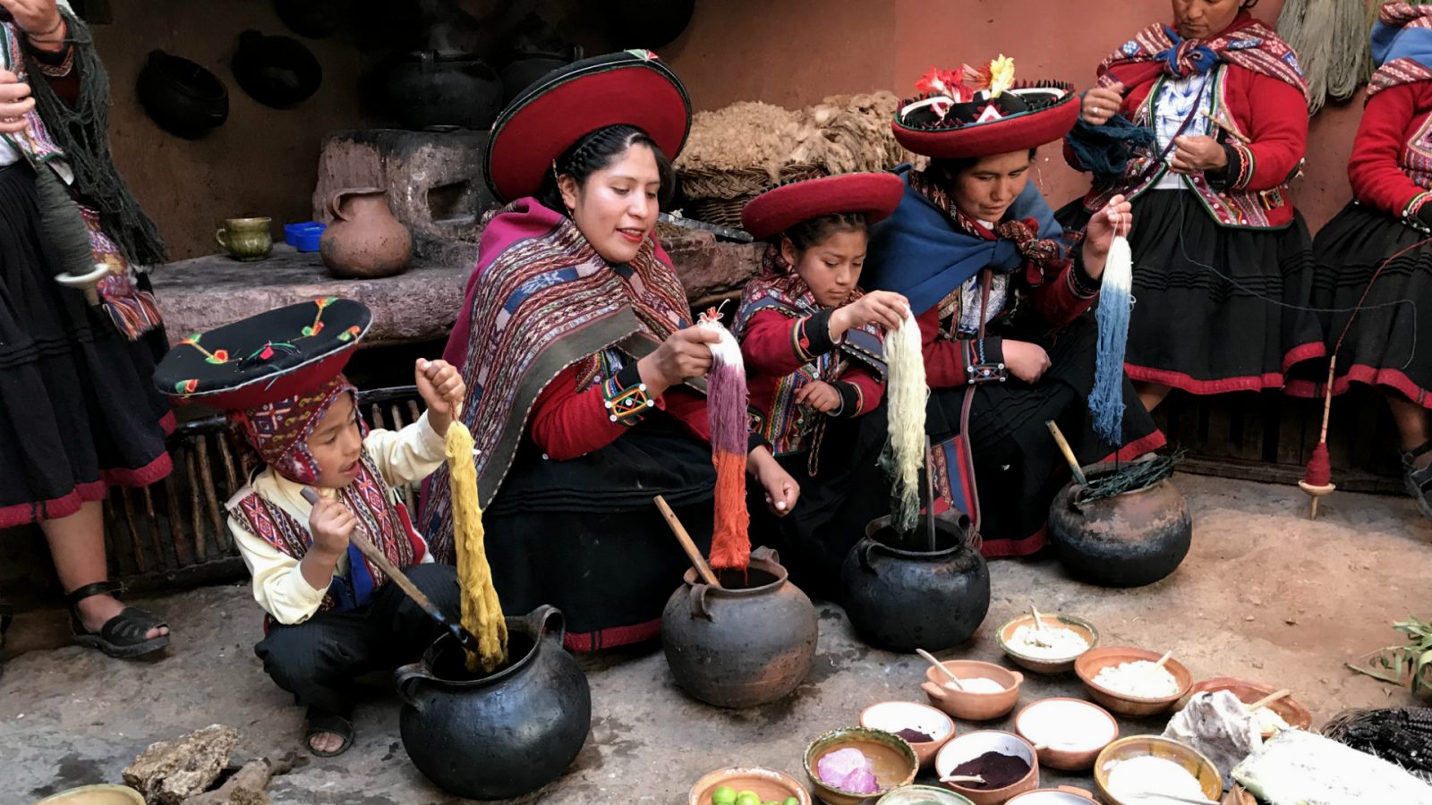 artesanos de chincheros cusco con inka trail trek